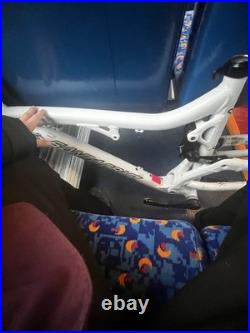 2015 white santa cruz heckler frame few scratches and bit dirty but i can clean