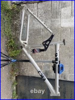 49cm Diamondback S10 Full Sus Frame For Use With 26 Disc Brake Wheel 1 1/8 BSA 49cm Diamondback S10 Full Sus Frame For Use With 26 Disc Brake Wheel 1 1/8 BSA