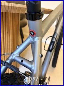 Carrera Valour Men's MTB 27.5in 18in M Frame V-Brake Front Sus Grey