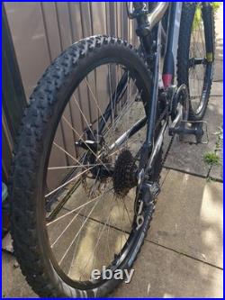 GT AVALANCHE 3.0 Mountain Bike. Size S (16) Disc Brakes, 24- Speed