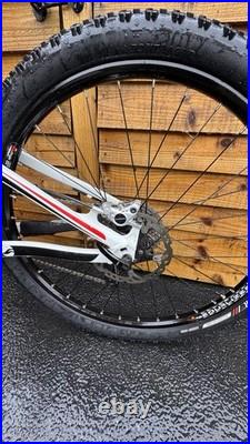 Giant Anthem Mountain Bike Large Frame, 26- inch Wheel, White/Red