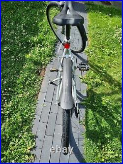 Giant Hybrid Mountain Bike 700c 47-622, 28x1.75 Frame Size Medium, Silver Grey