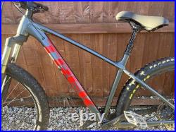 Trek Roscoe 6 Mountain Bike with Hydraulic Brakes and Dropper Post Medium Frame Trek Roscoe 6 Mountain Bike with Hydraulic Brakes and Dropper Post Medium Frame