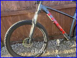 Trek Roscoe 6 Mountain Bike with Hydraulic Brakes and Dropper Post Medium Frame Trek Roscoe 6 Mountain Bike with Hydraulic Brakes and Dropper Post Medium Frame